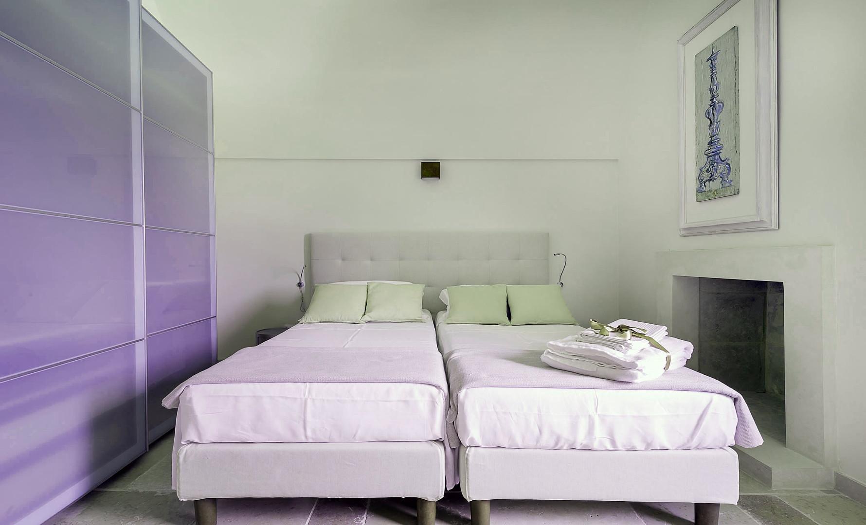 Suite Chandelier double bedroom