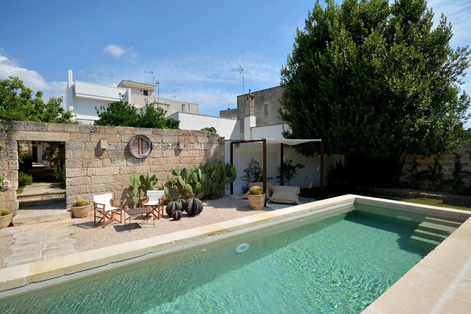 Swimming pool courtyard 