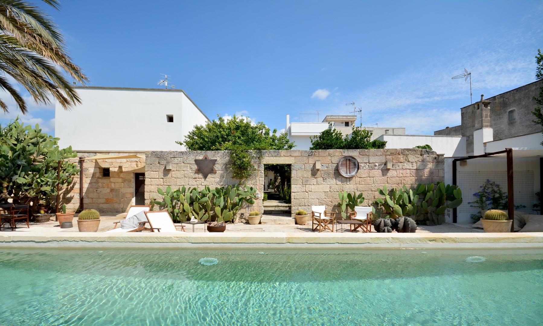 Swimming pool courtyard 