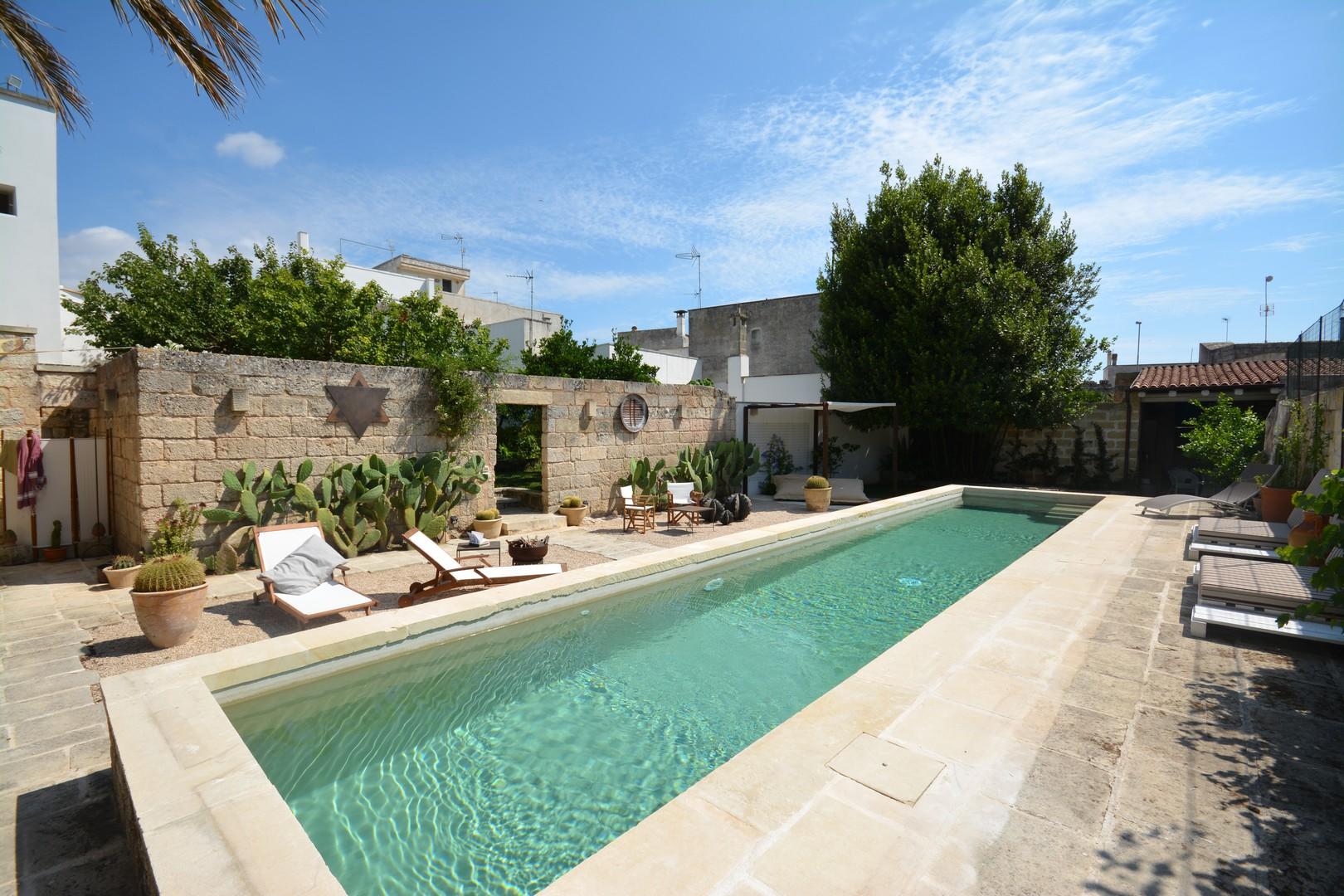 Swimming pool courtyard 