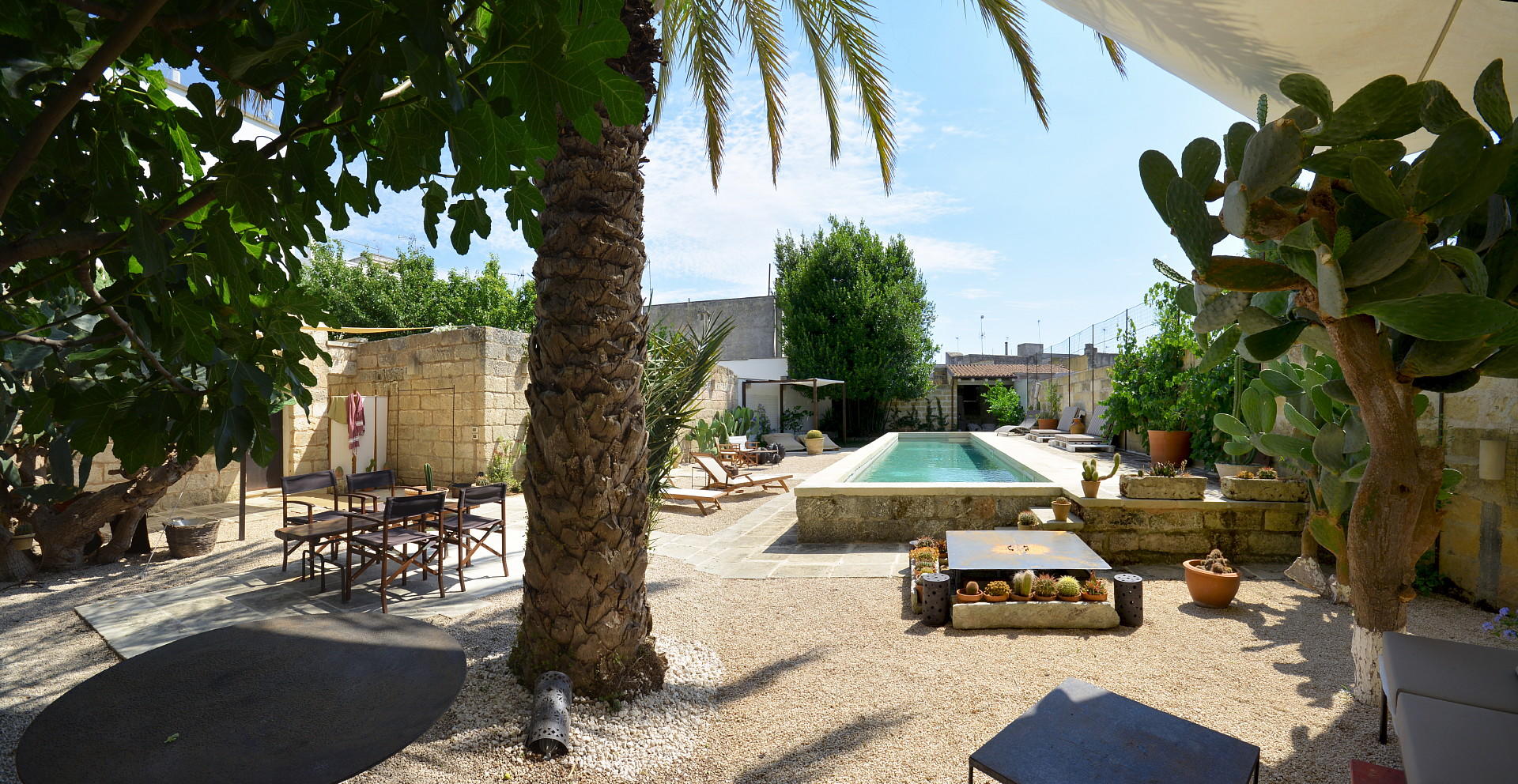 Swimming pool courtyard 