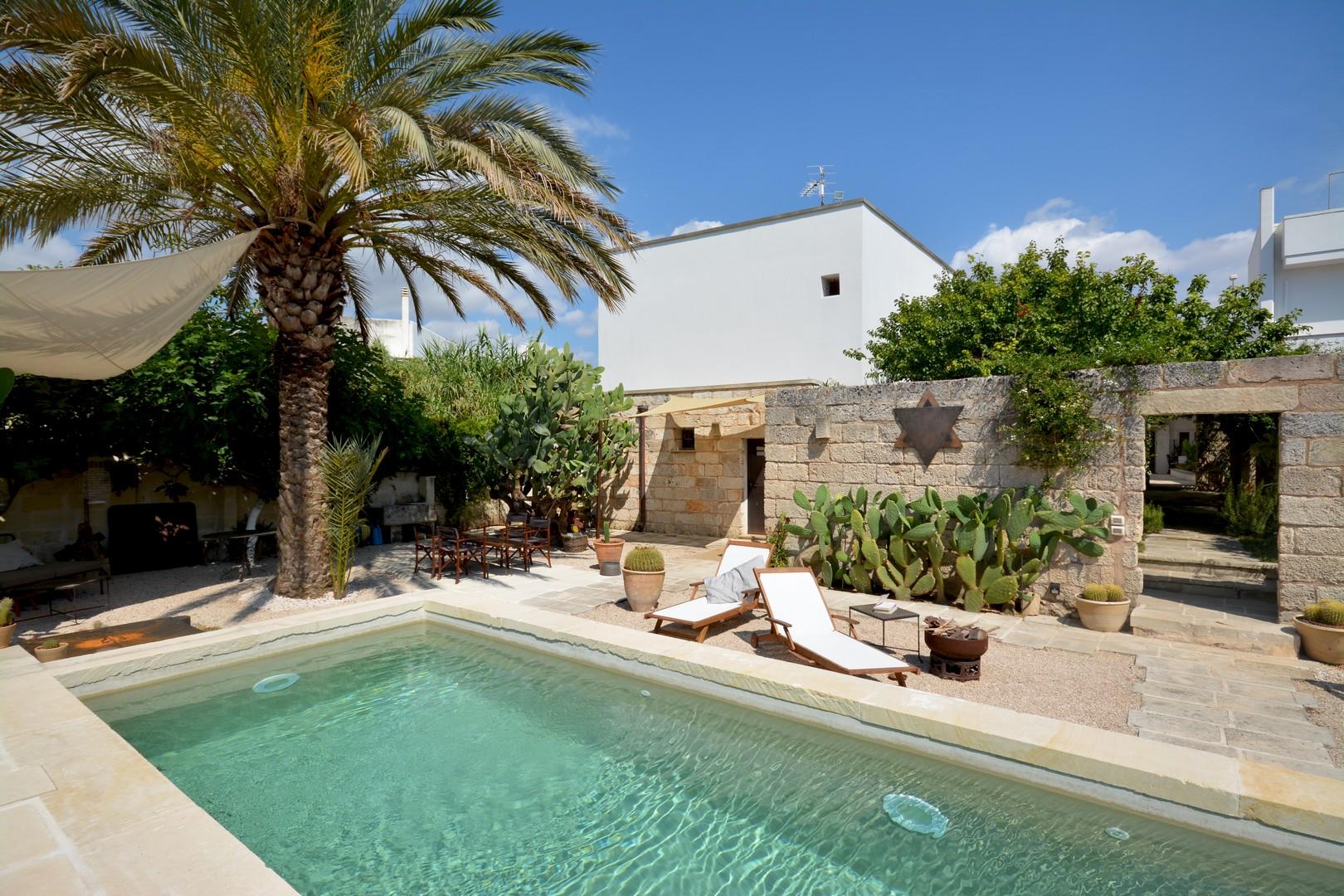 Swimming pool courtyard 