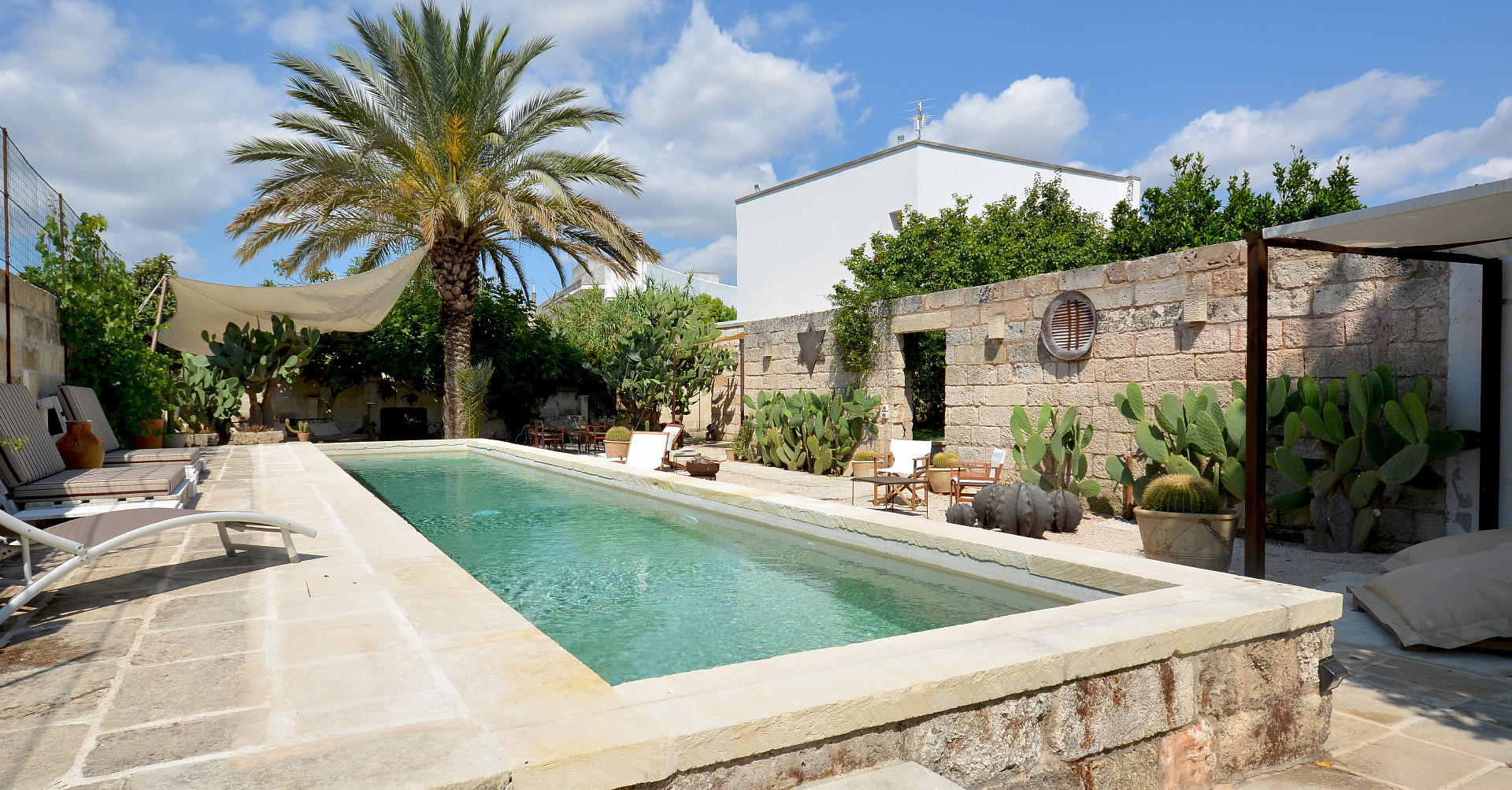 Swimming pool courtyard 