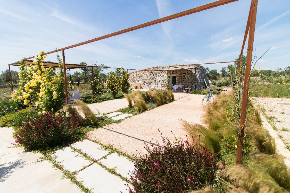 Vue du trullo de la piscine 