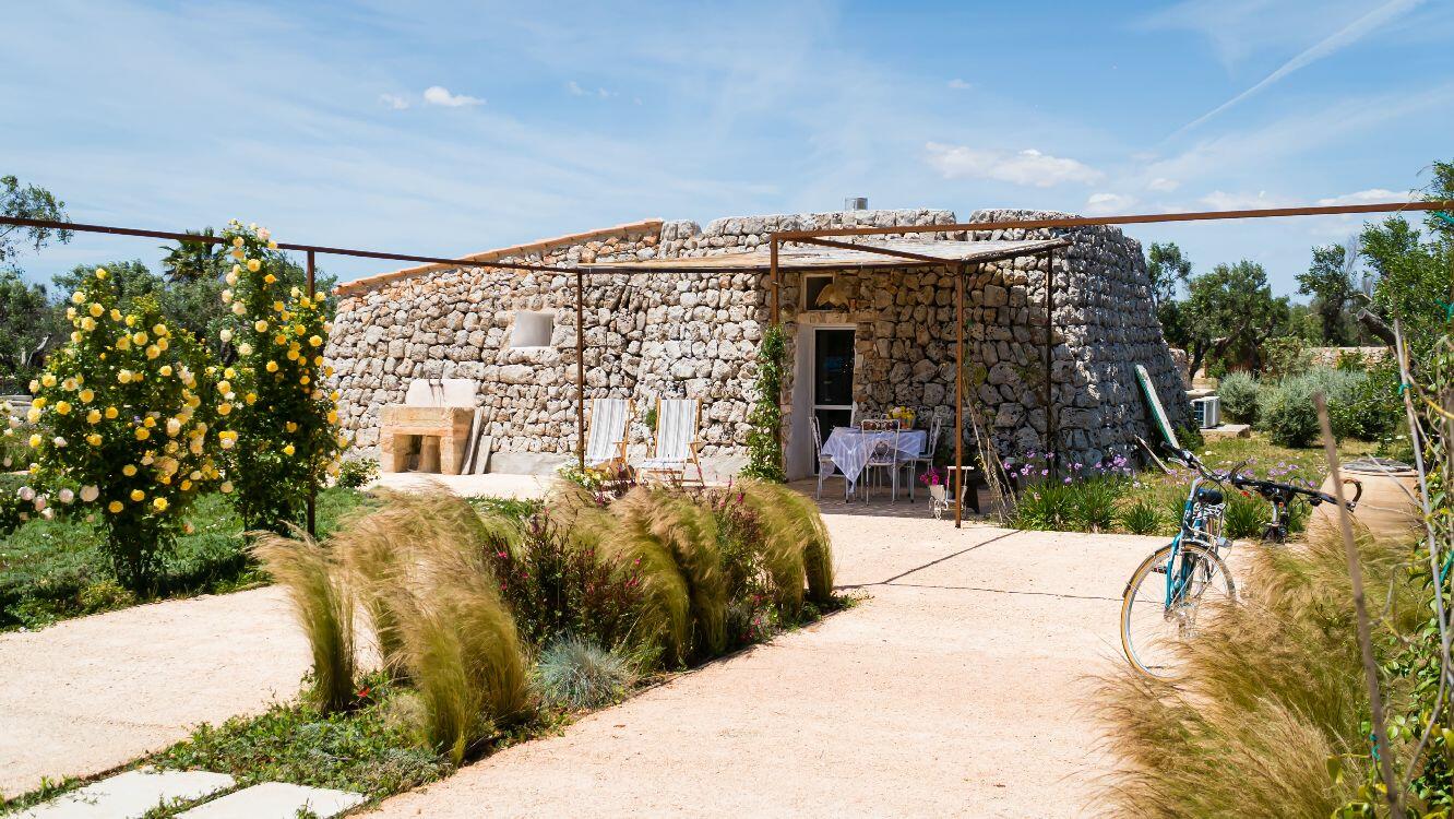 Vue du trullo de la piscine 