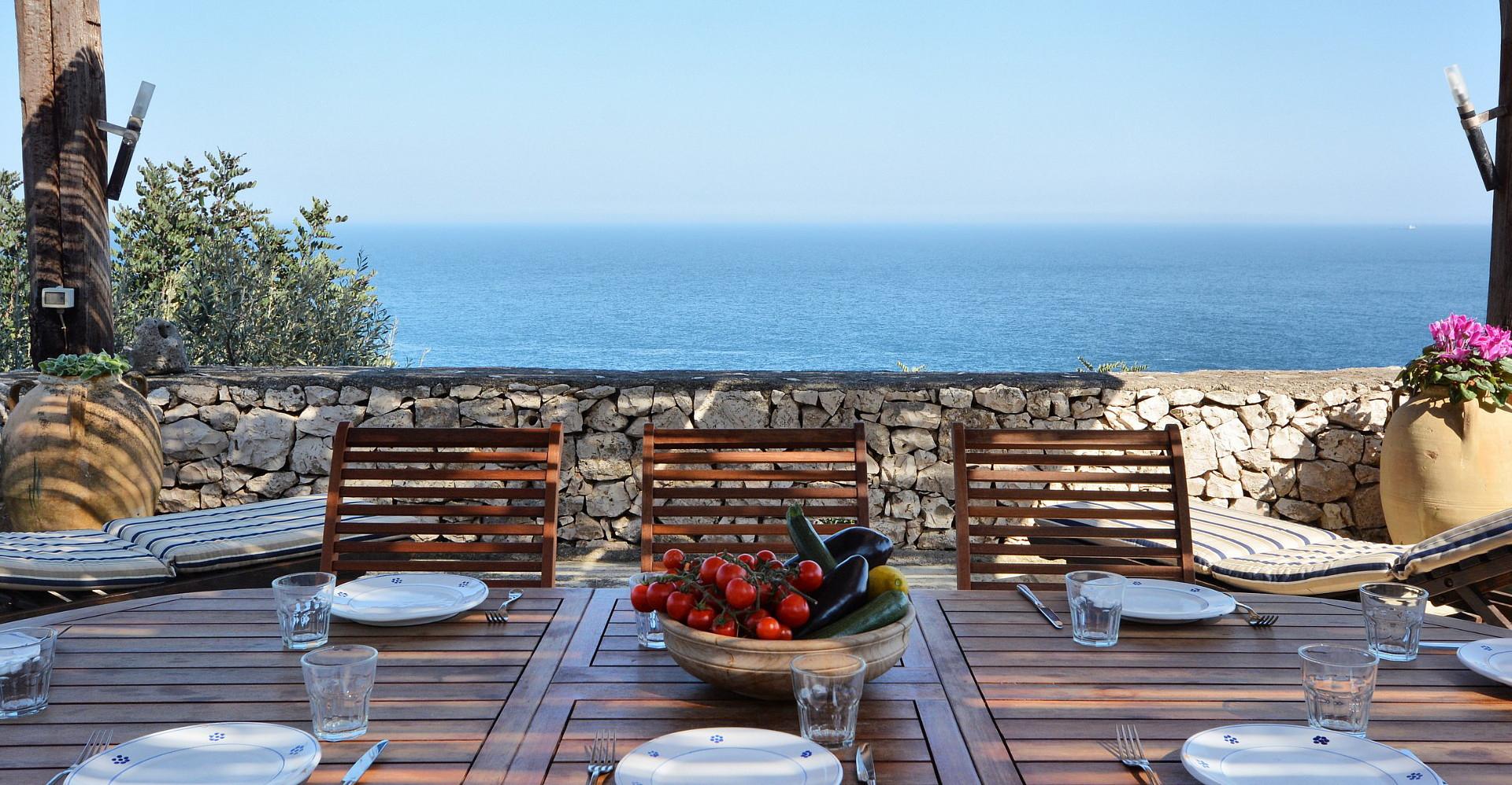 Upper_level_large_terrace_dining_table_sea_view_details (3)
