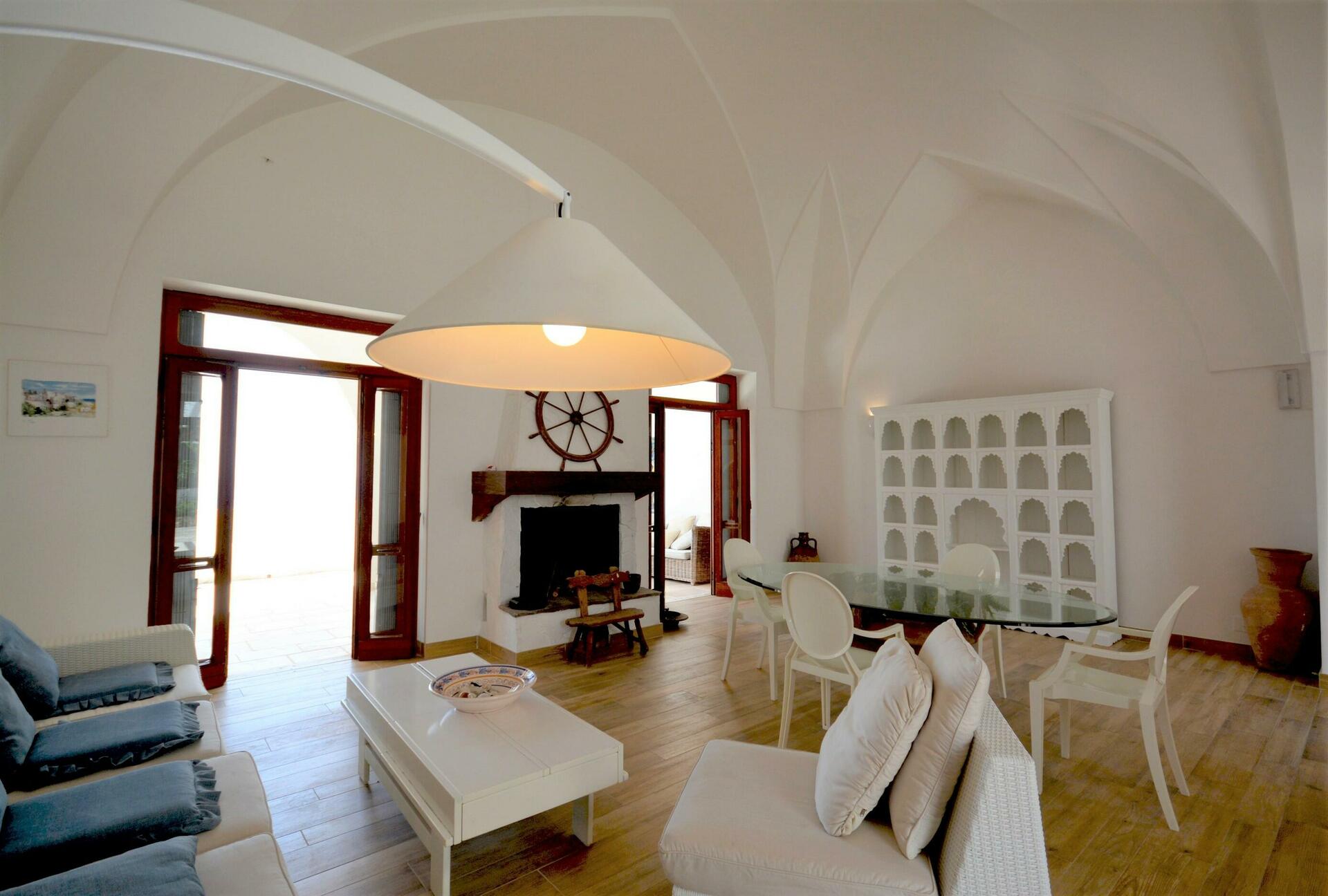 Premier étage - Salon avec canapés et cheminée