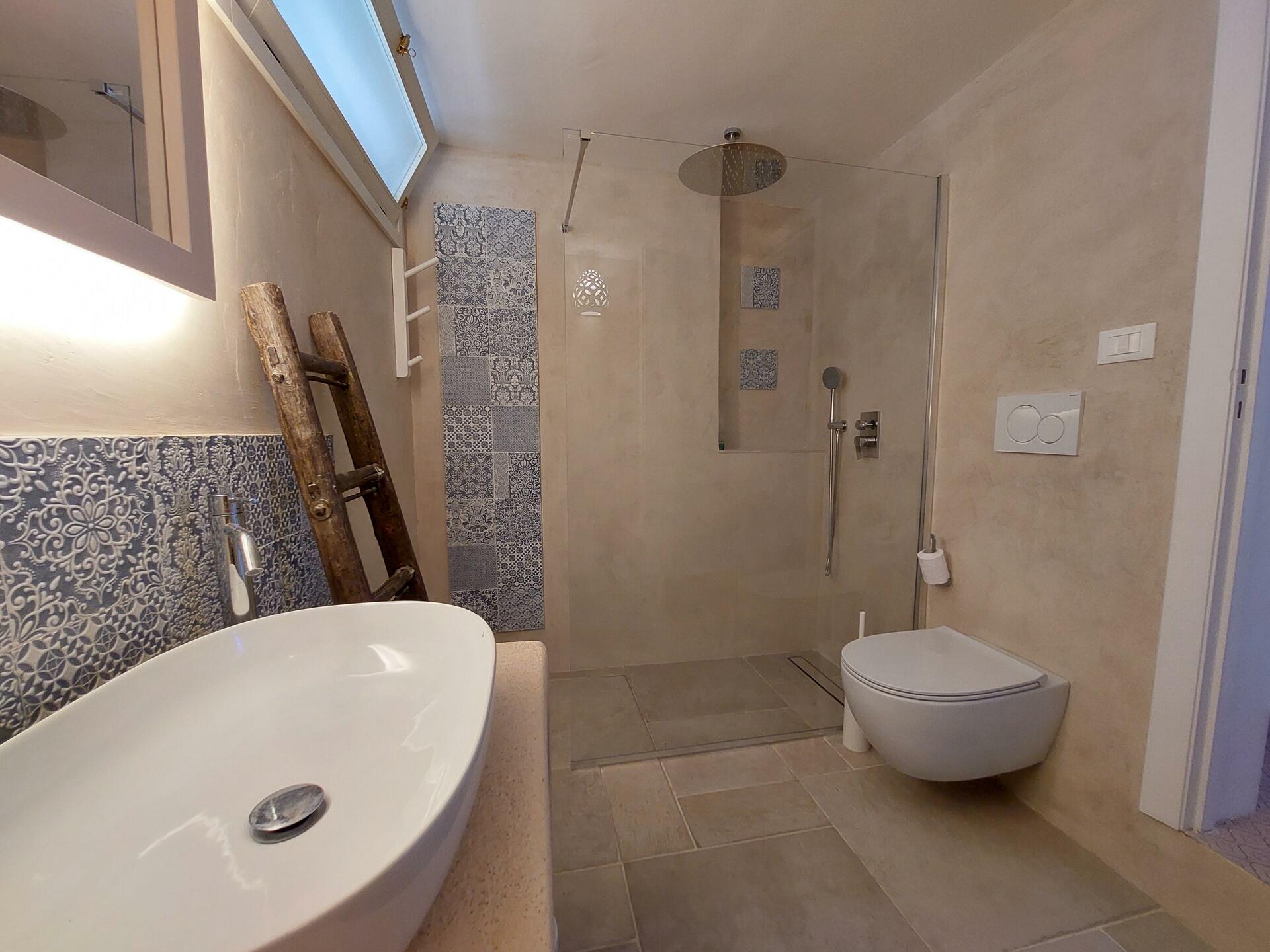 Bathroom Lower floor double bedroom A,B