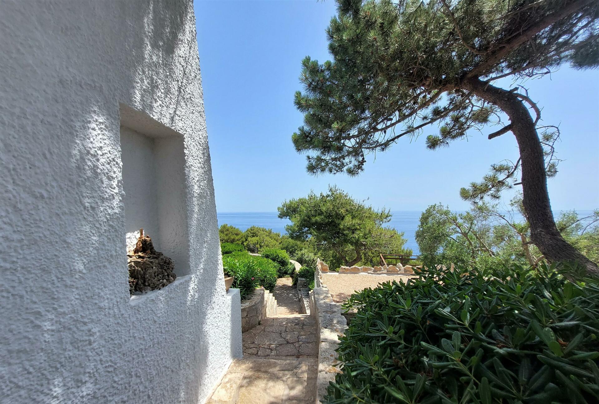 Détail jardin avec vue sur la mer