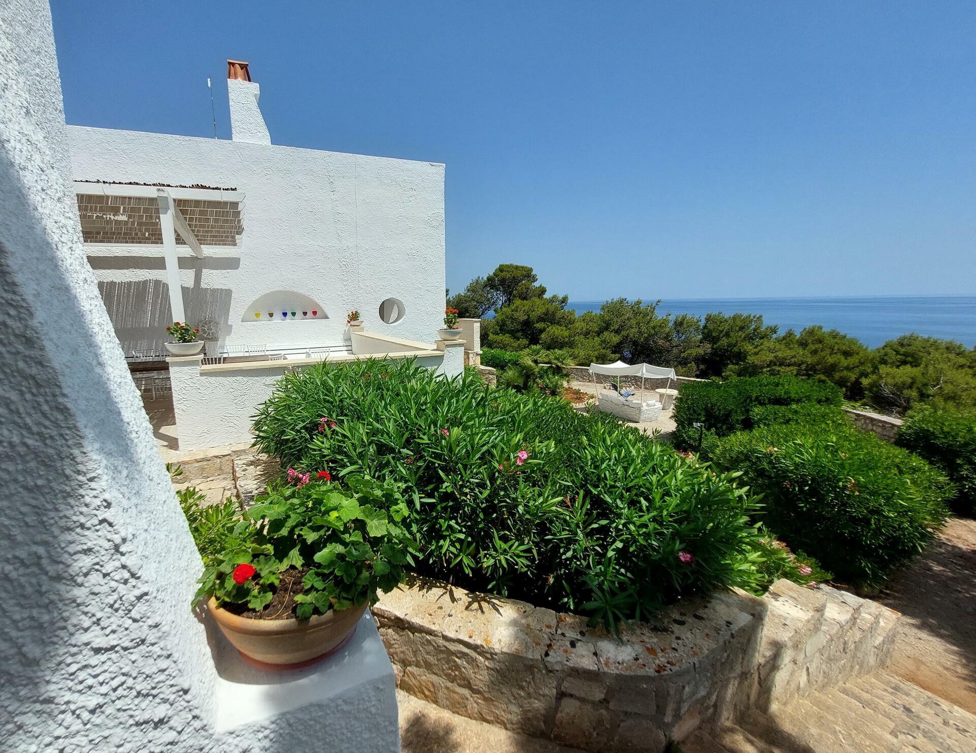 Premier étage -Terrasse avec pergola pour manger face à la mer