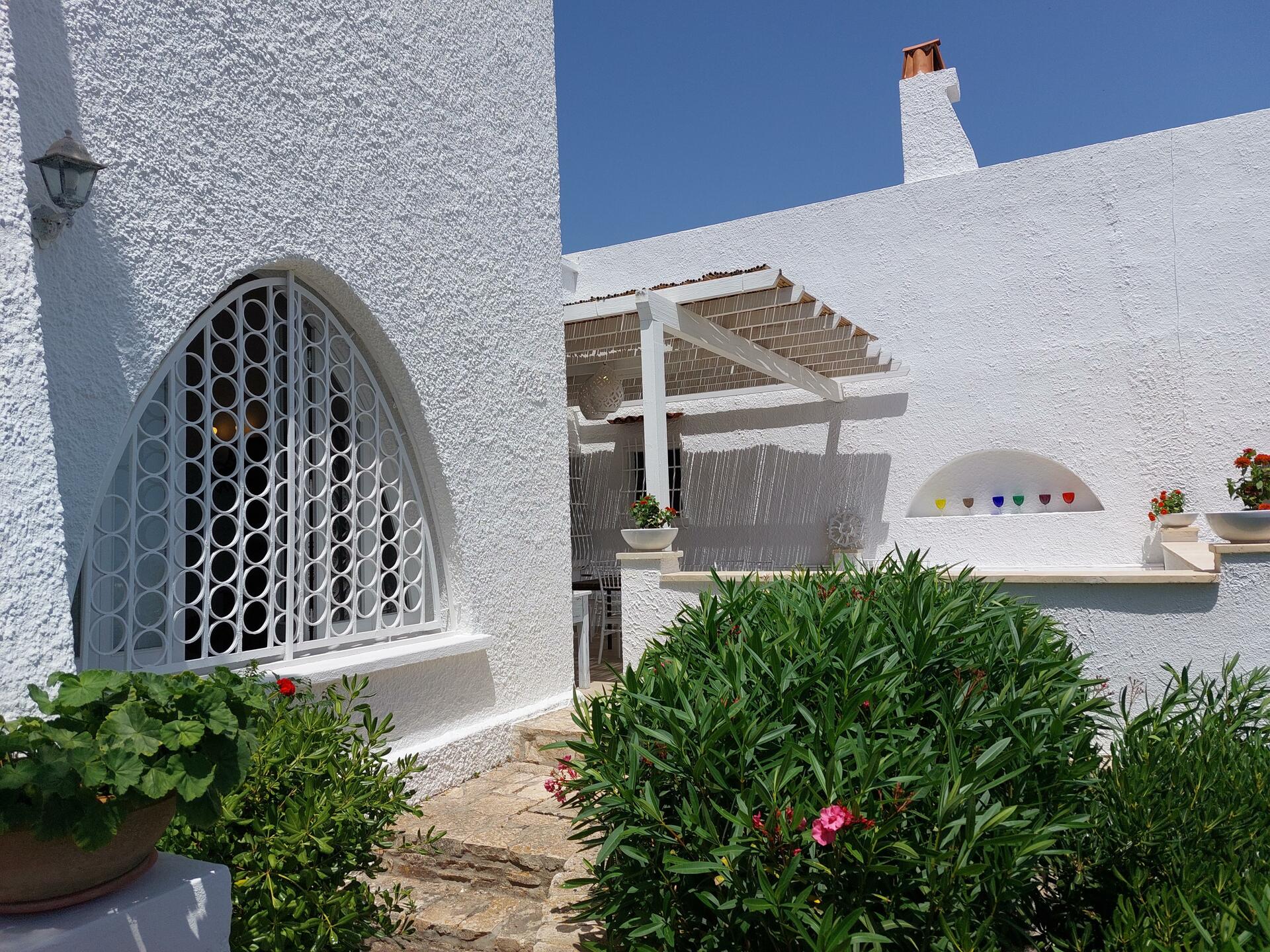 Premier étage -Terrasse avec pergola pour manger face à la mer