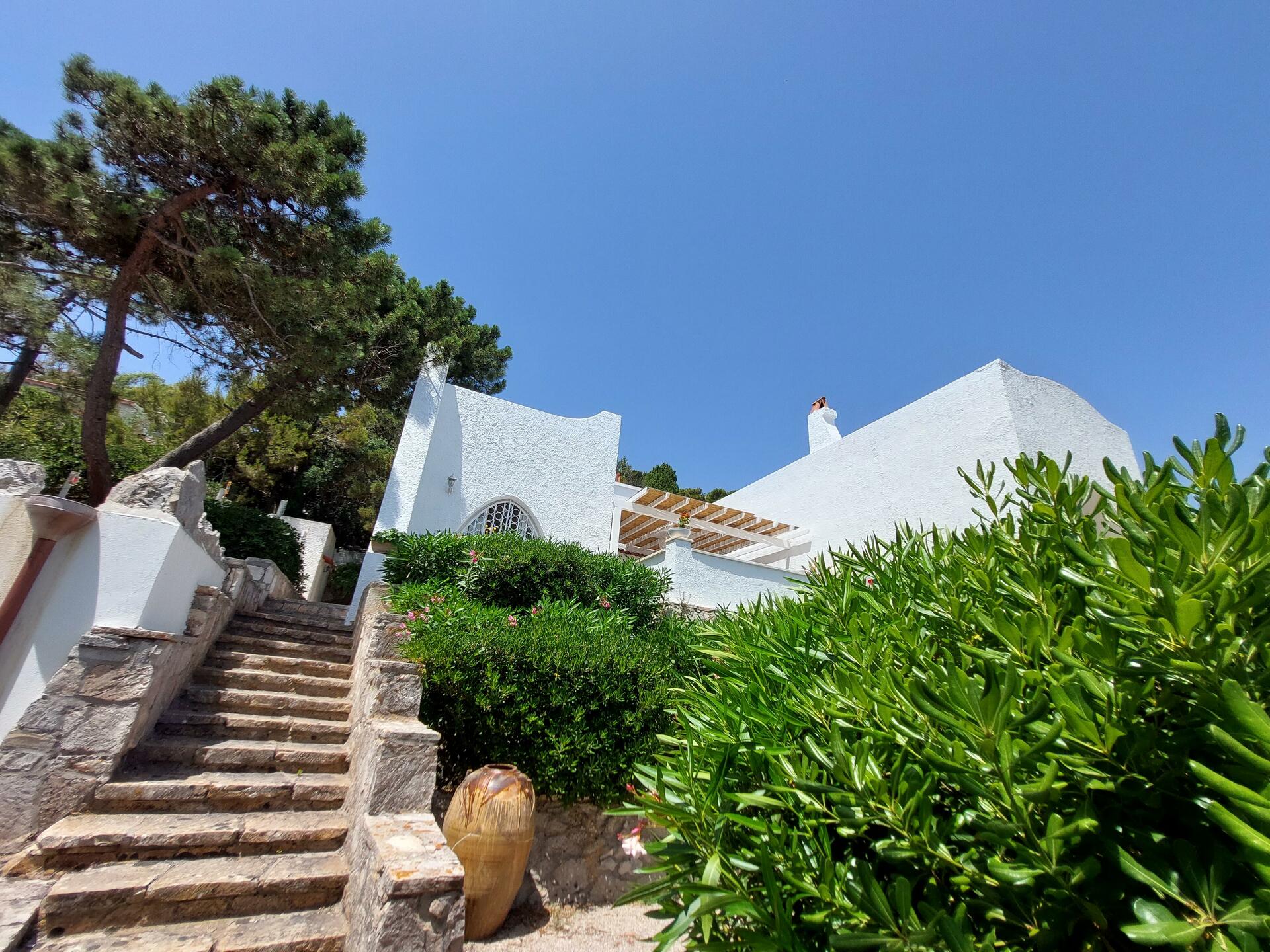 Staircase from the first floor to reach the garden