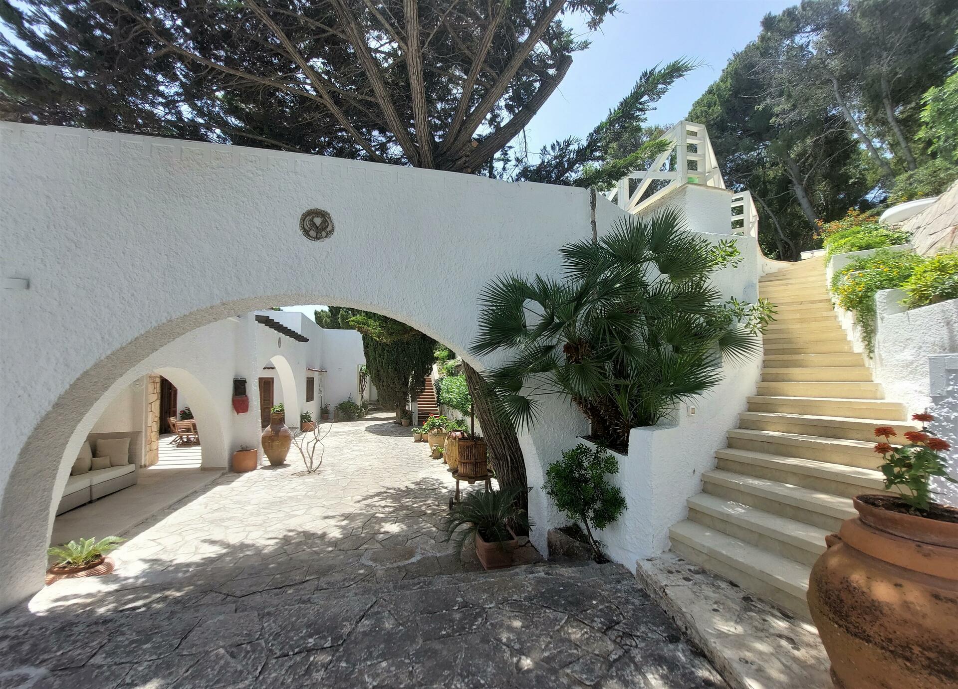 Side access to the villa