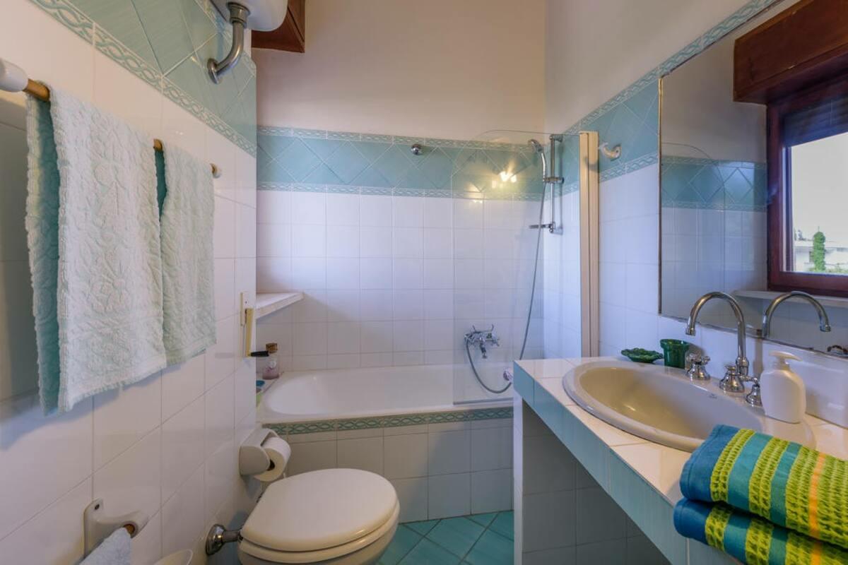 Premier étage - Chambre double - Salle de bain avec baignoire