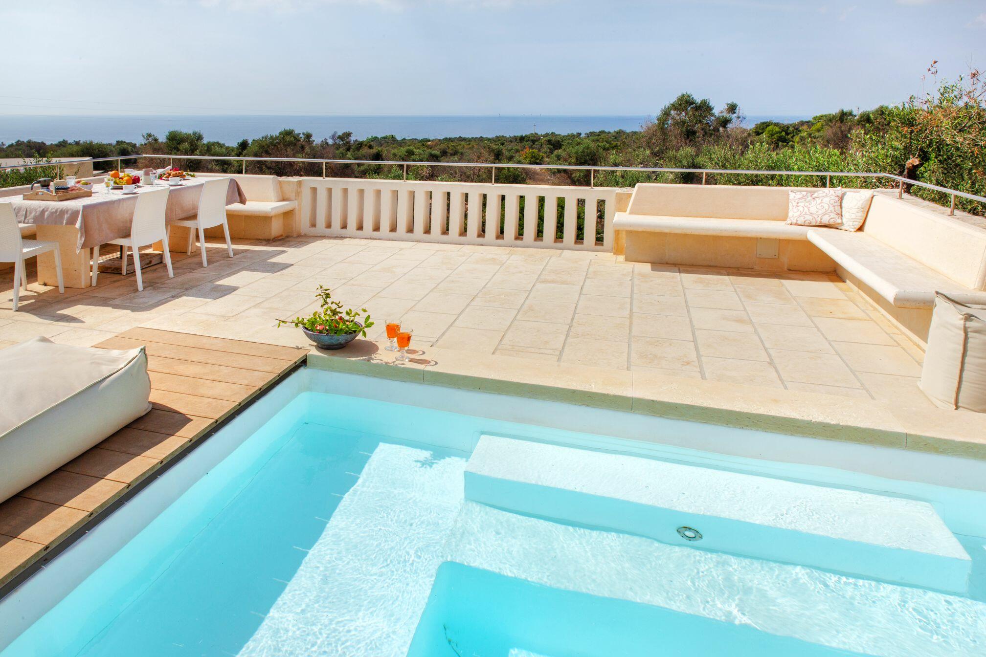 toit-terrasse meublé avec piscine jacuzzi et vue mer