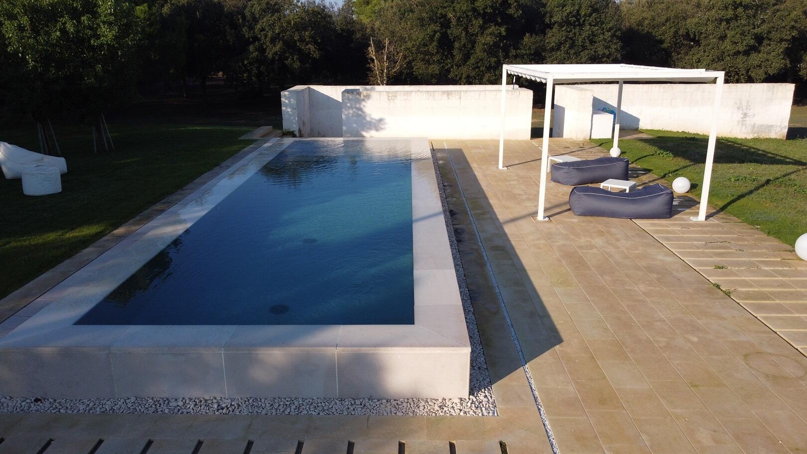 Villa_moderna_Torre_dell_Orso_piscina_vicino spiaggia (1)