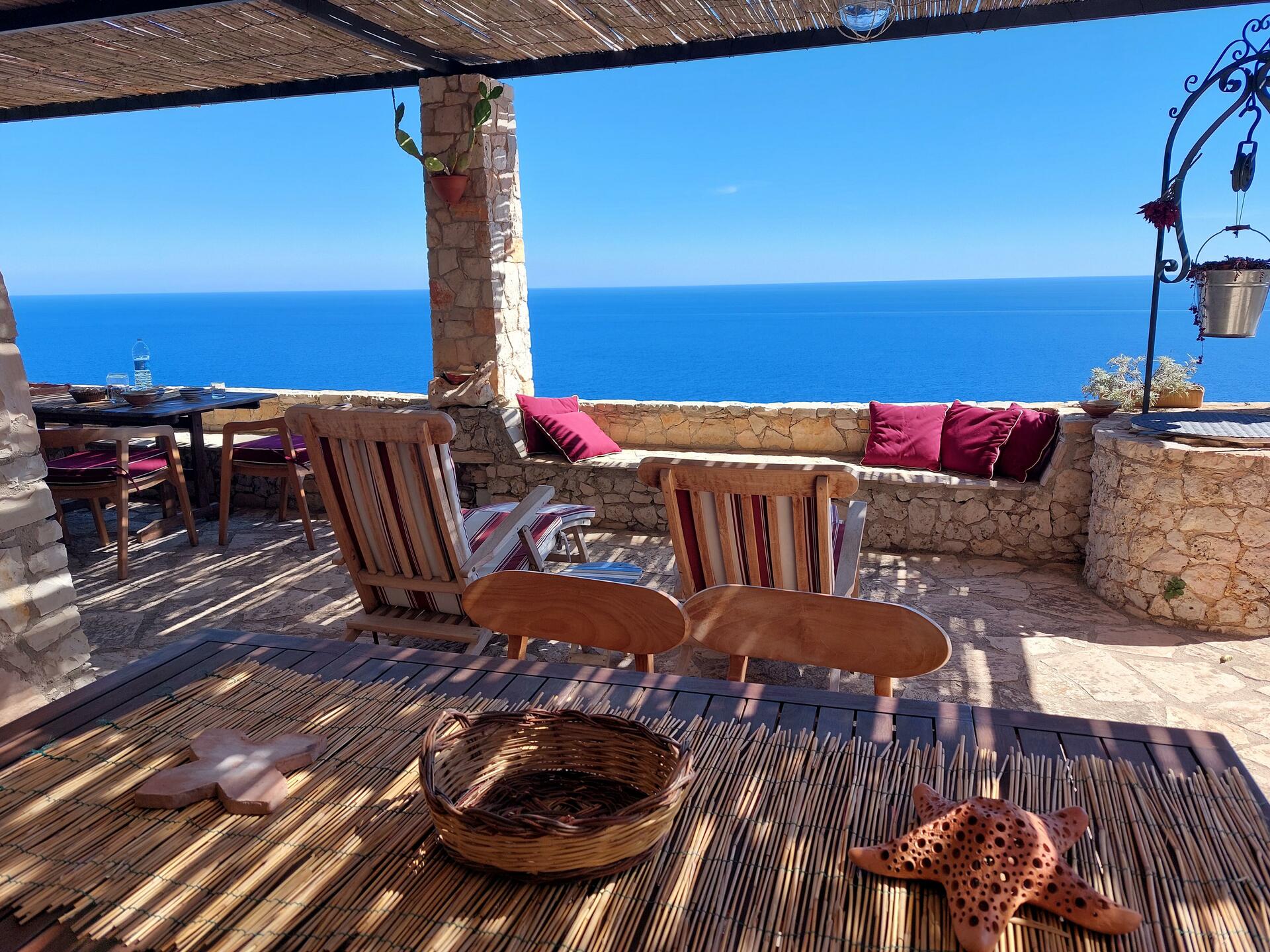 eingerichtete Terrasse mit Meerblick