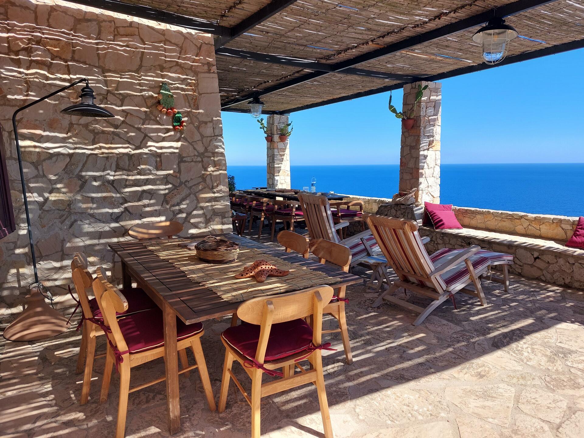 eingerichtete Terrasse mit Meerblick