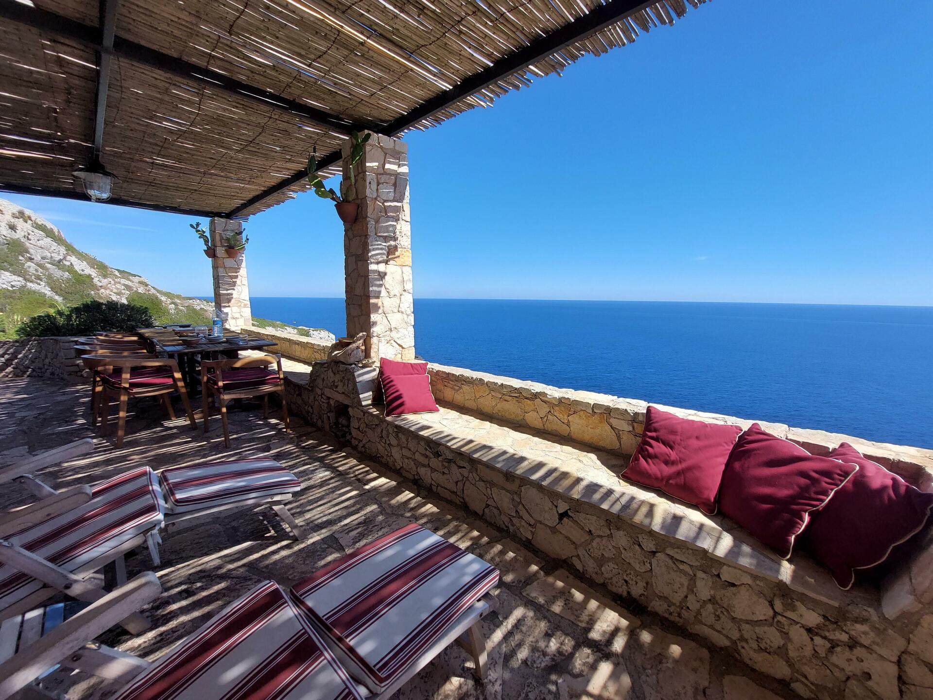 eingerichtete Terrasse mit Meerblick