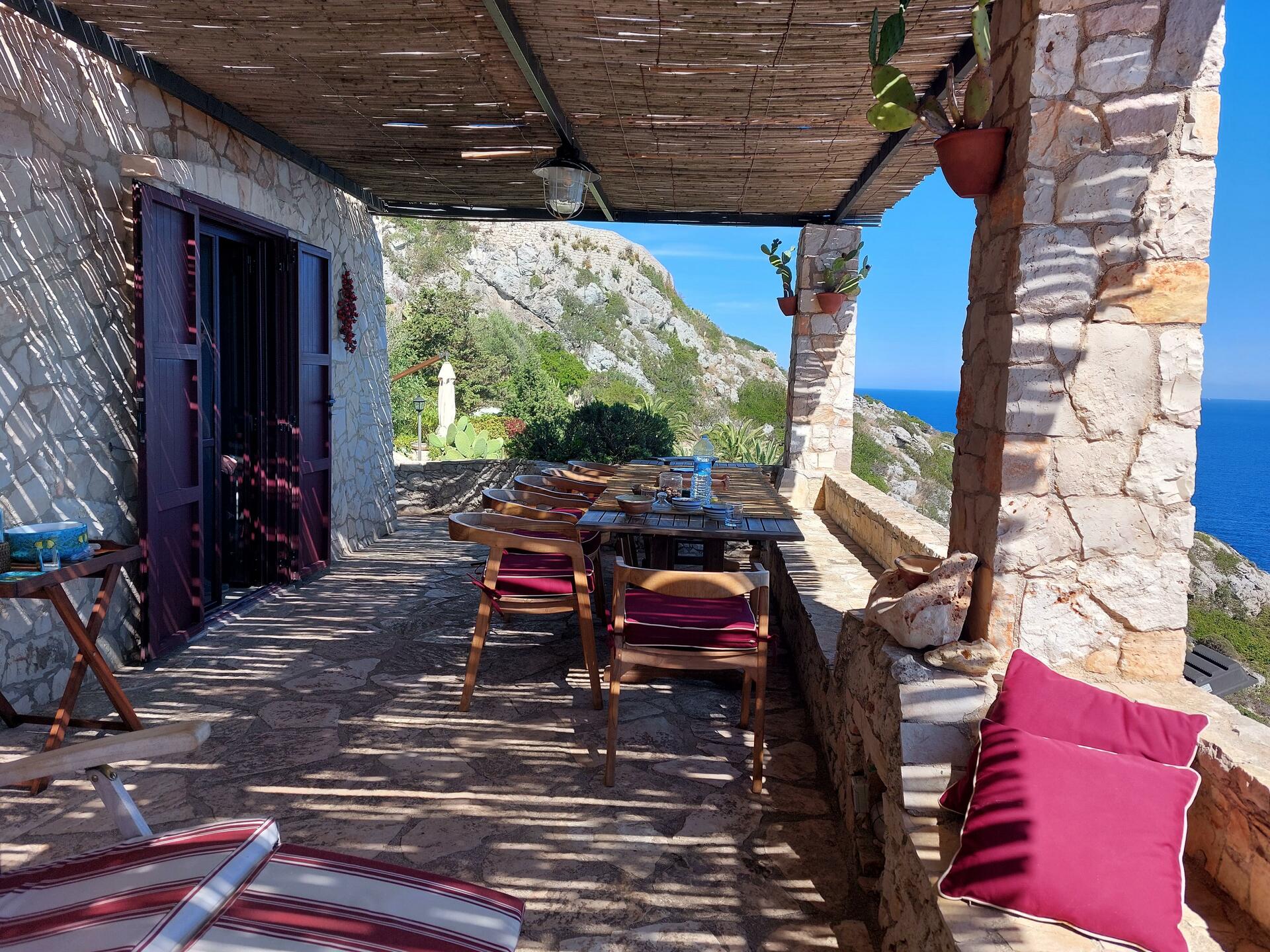 eingerichtete Terrasse mit Meerblick