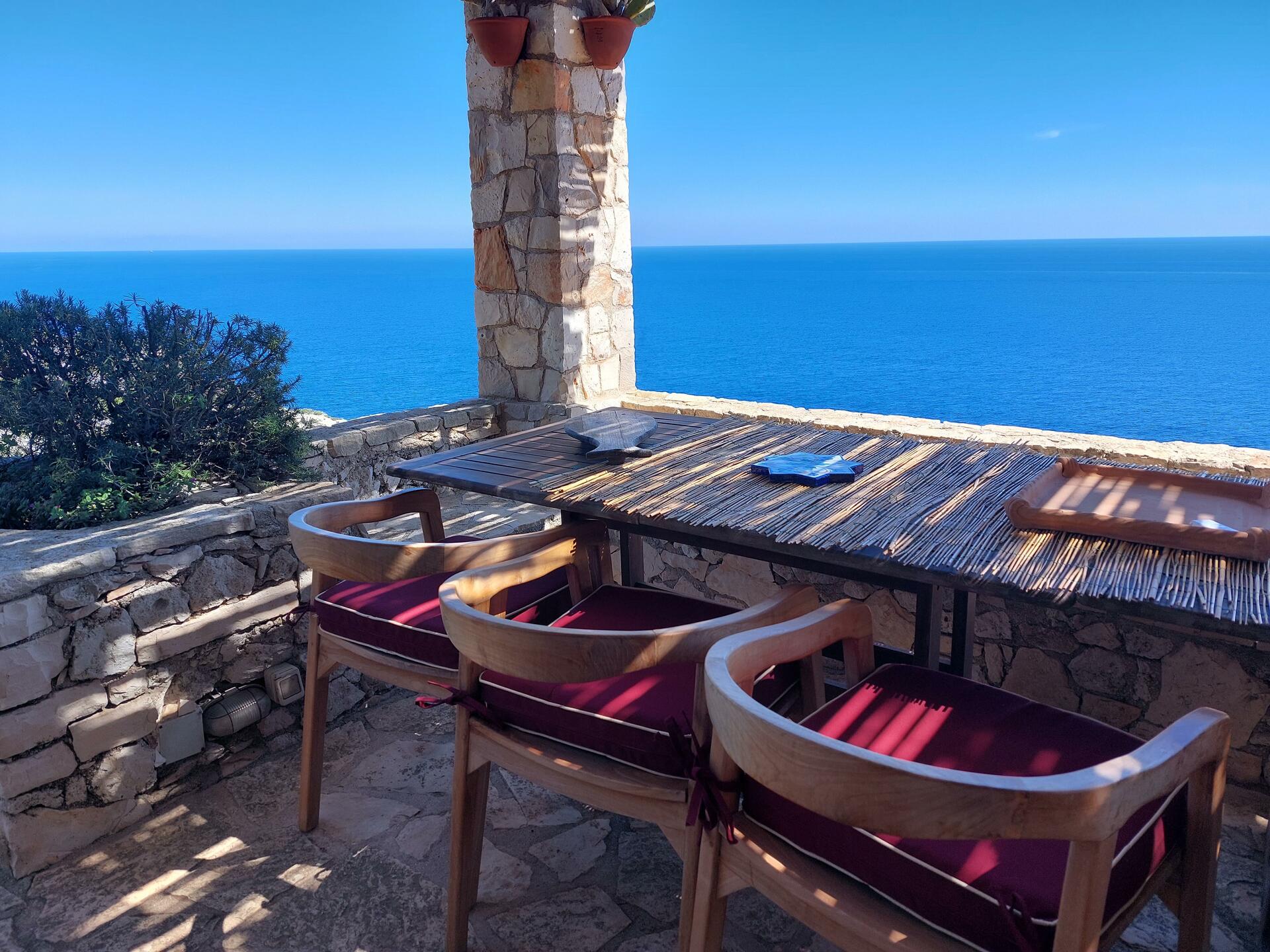 eingerichtete Terrasse mit Meerblick