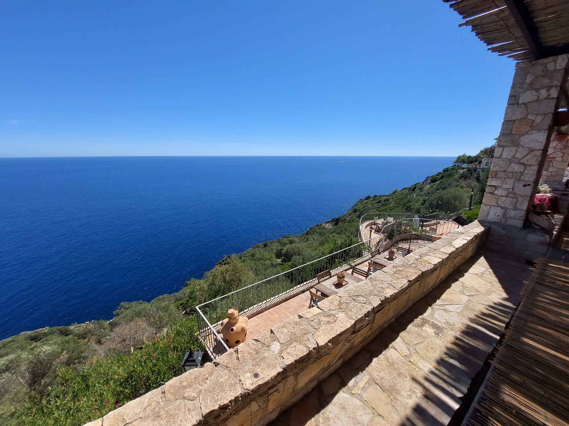 eingerichtete Terrasse mit Meerblick