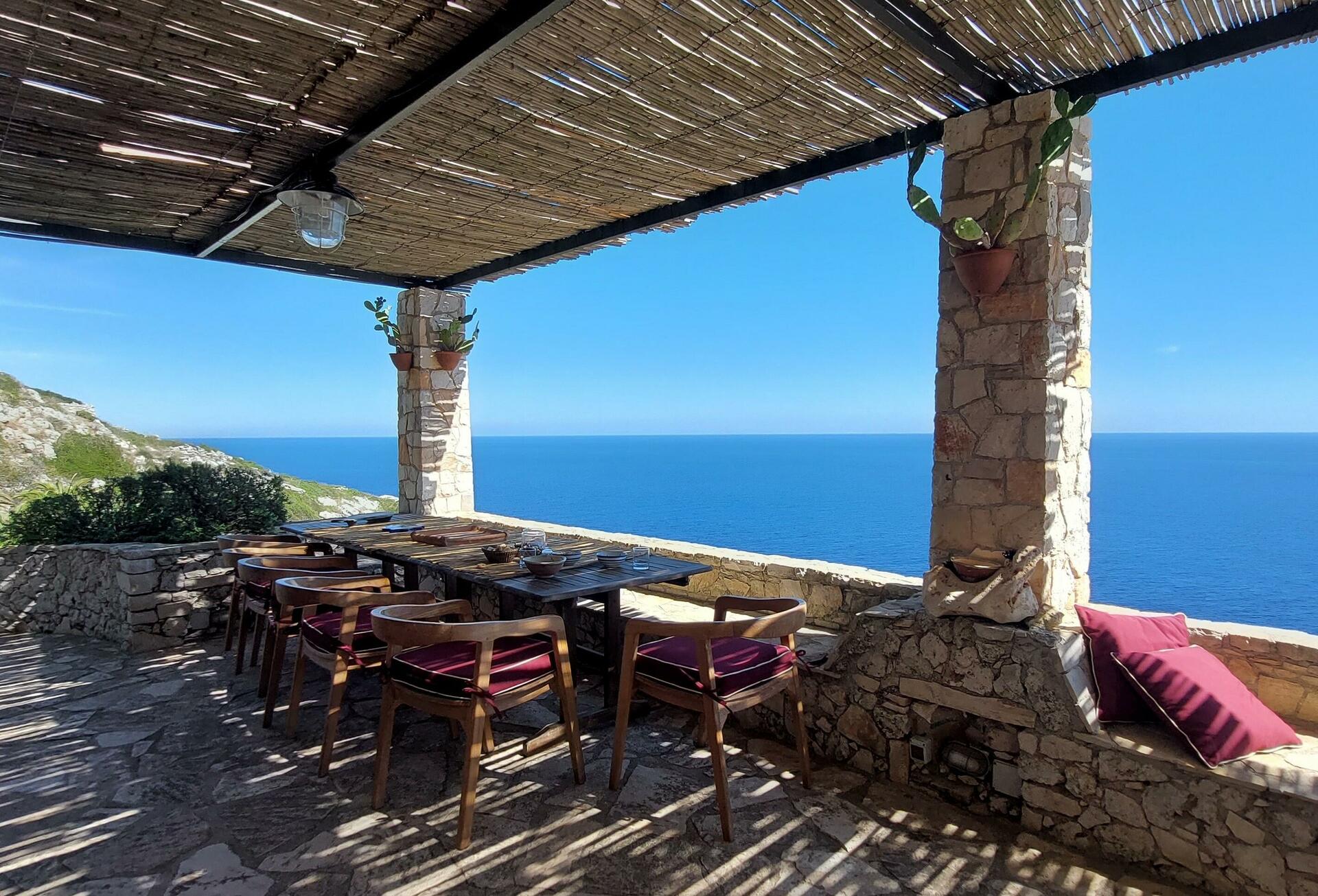 eingerichtete Terrasse mit Meerblick