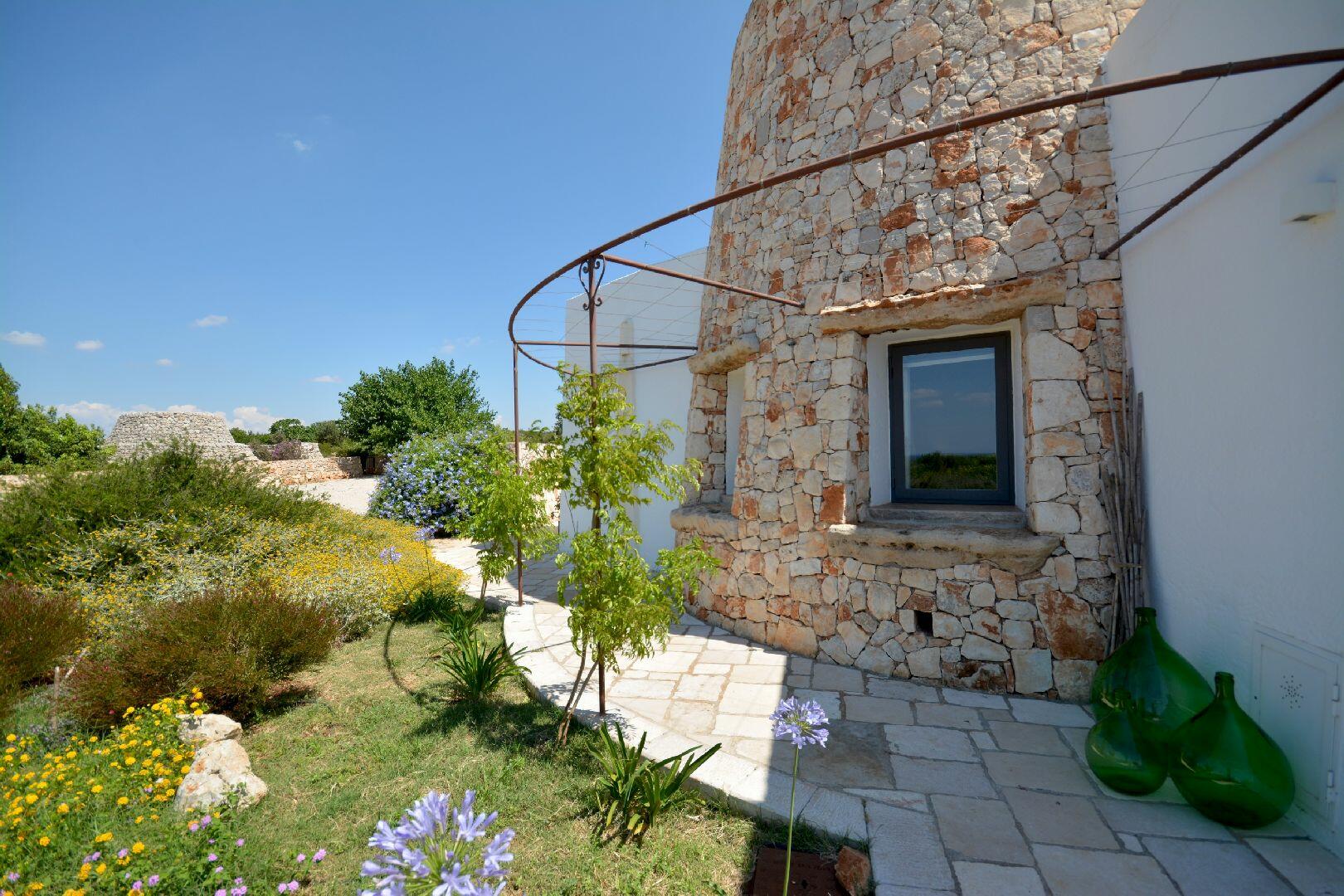 Trullo e giardino