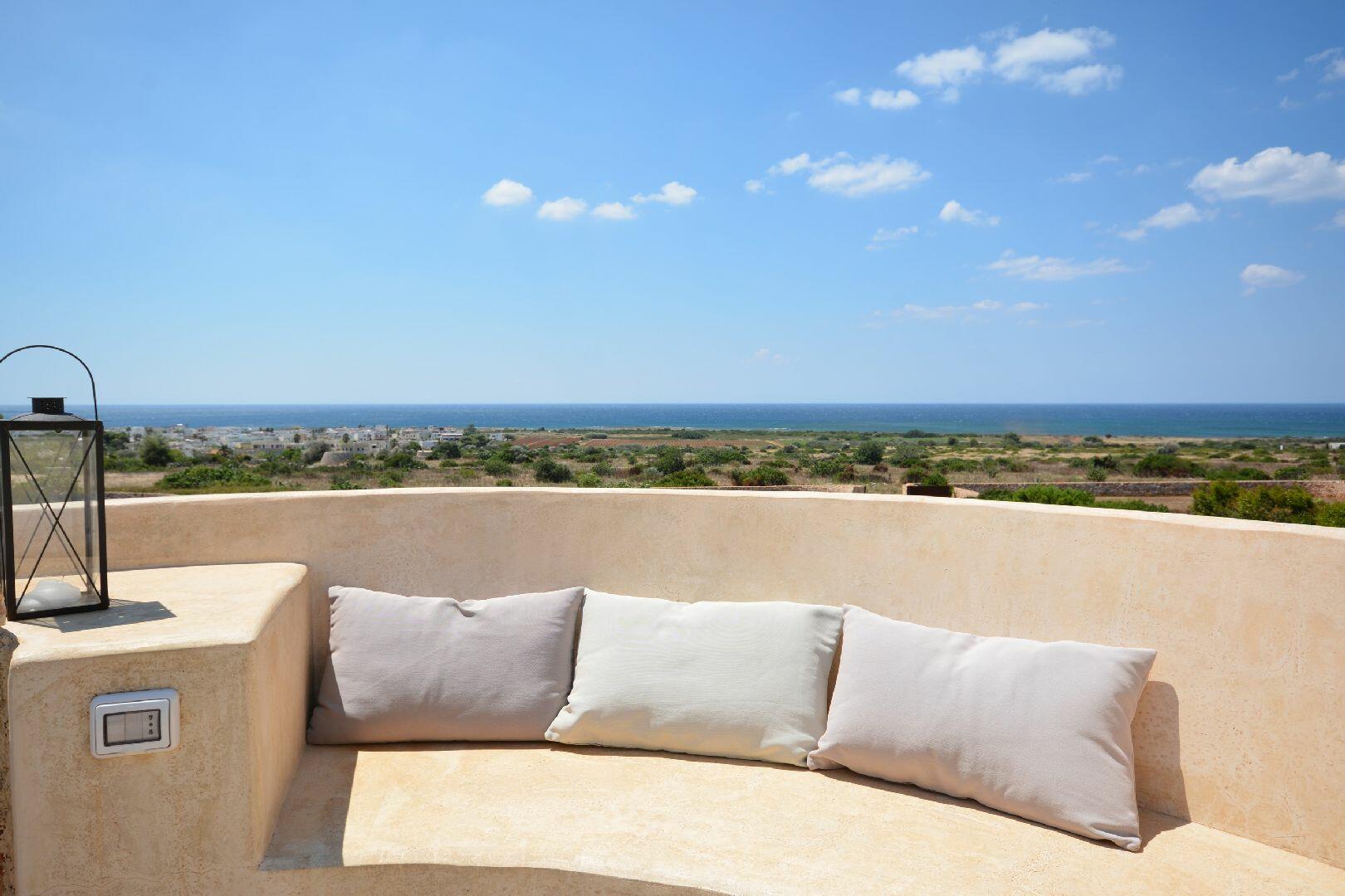 Terrasse mit Meerblick auf der oberen Ebene