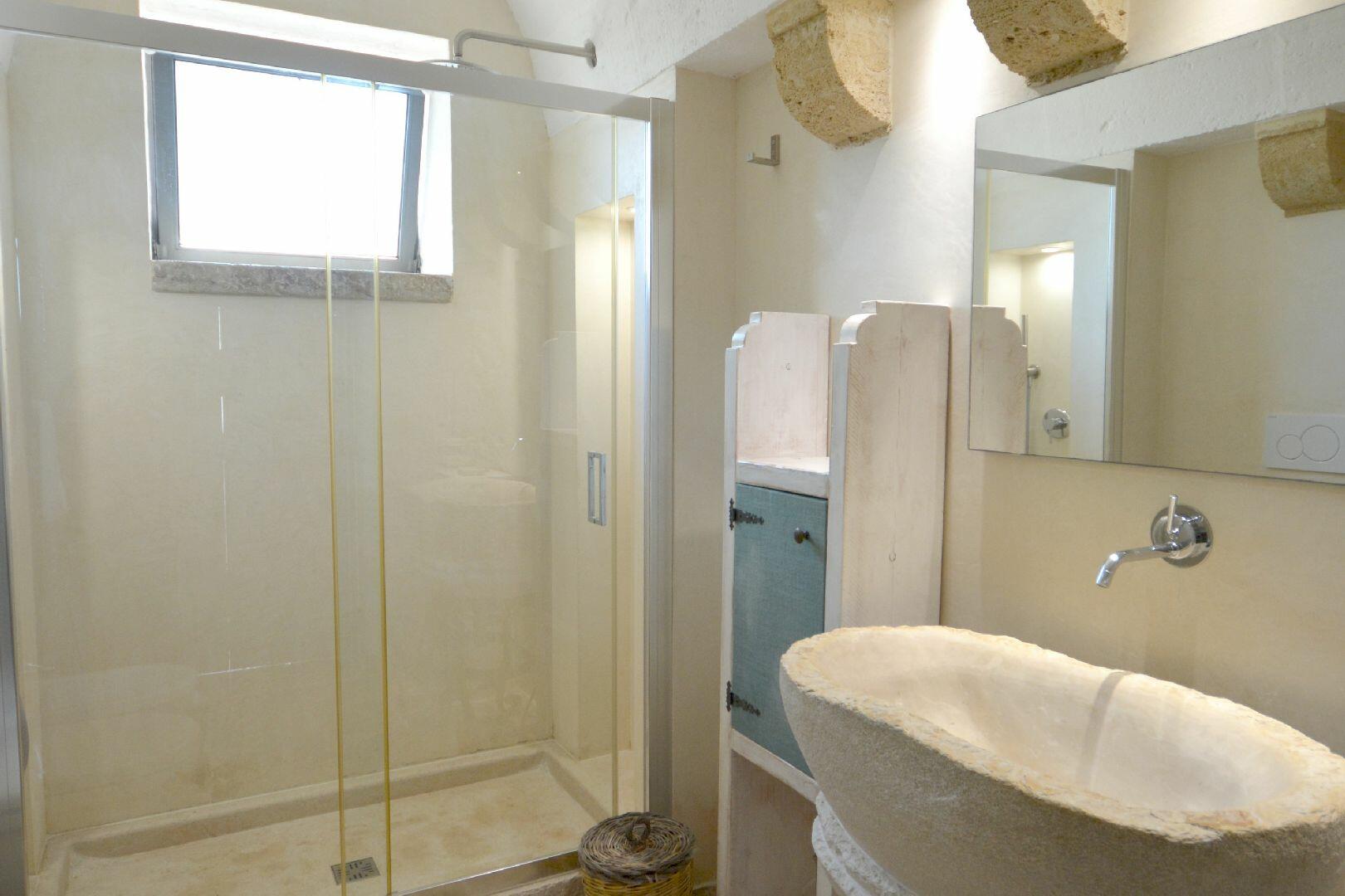 Shared bathroom for Double room B & Twin room C