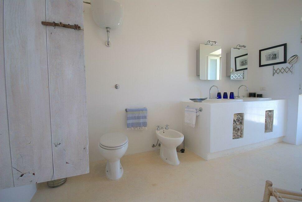 Shared bathroom first floor